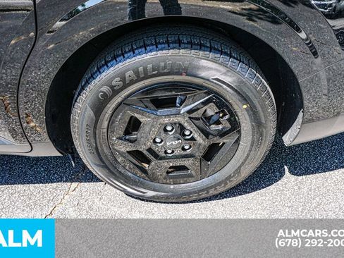 Used 2025 Kia Carnival FWD image 16