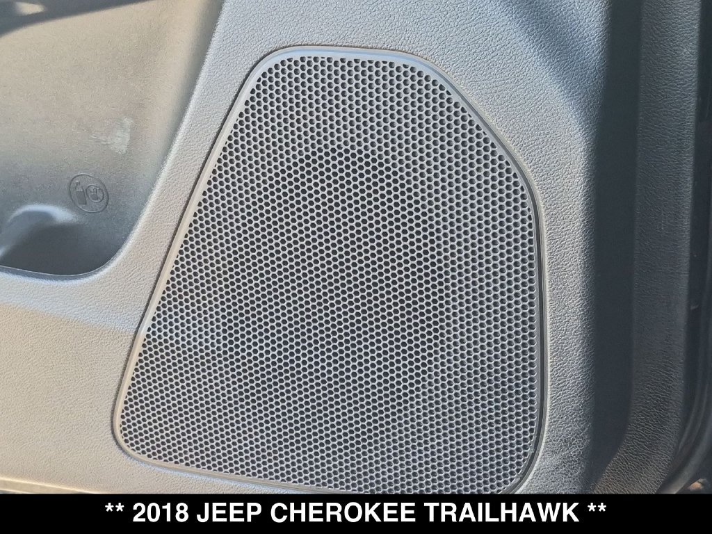 Used 2018 Jeep Cherokee Trailhawk AWD/4WD image 25