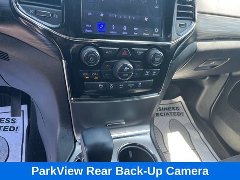 Used 2019 Jeep Grand Cherokee Laredo w/ 18" Wheel & 8.4" Radio Group AWD/4WD image 18