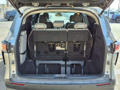 Used 2025 Toyota Sienna XLE image 28
