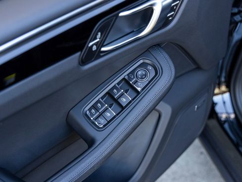 Certified 2025 Porsche Macan image 25