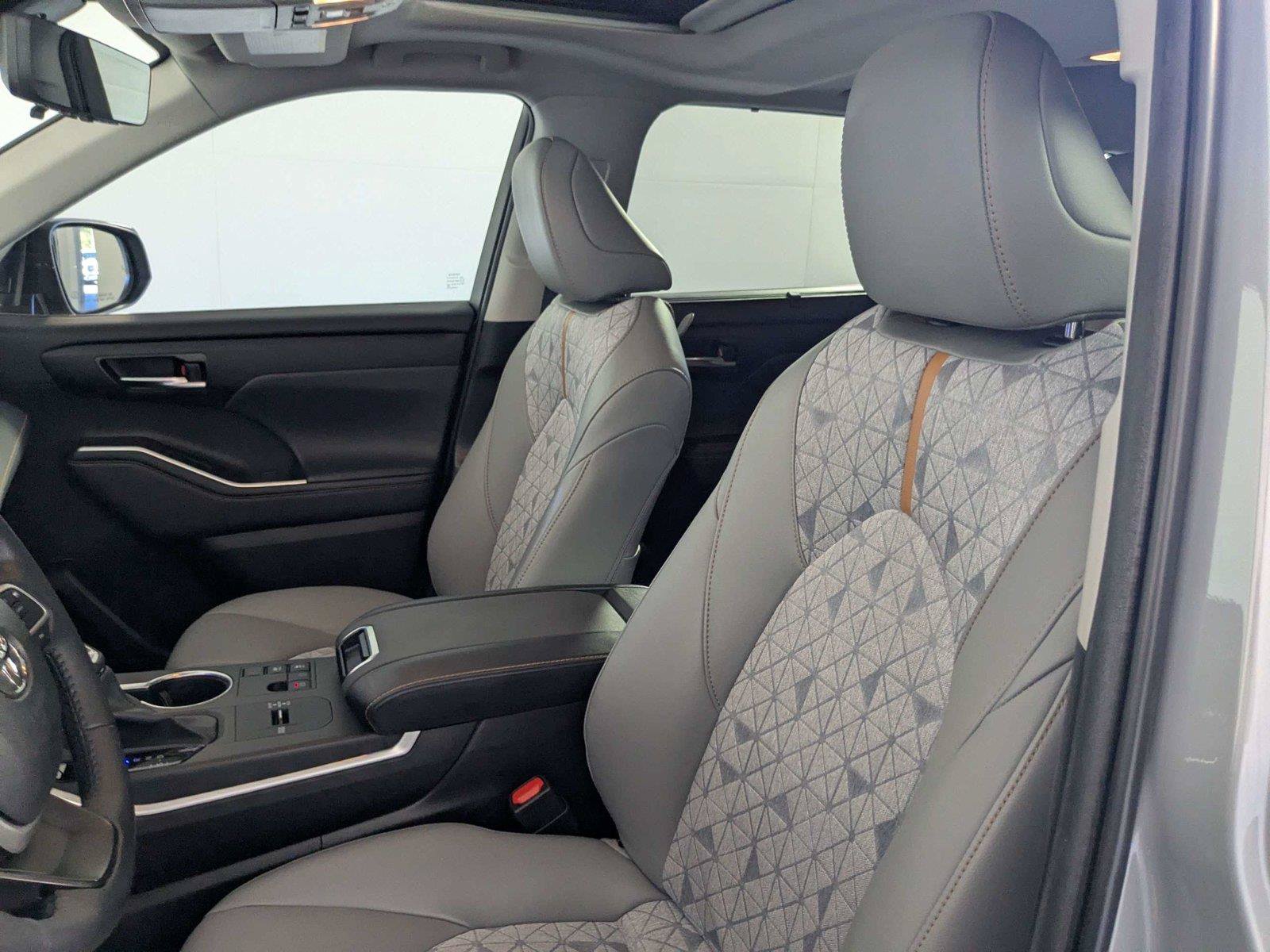 Used 2023 Toyota Highlander Bronze Edition FWD image 13