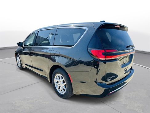 Used 2023 Chrysler Pacifica Touring-L image 36