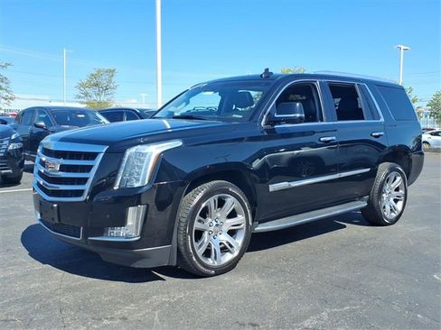 Used 2015 Cadillac Escalade Luxury image 2