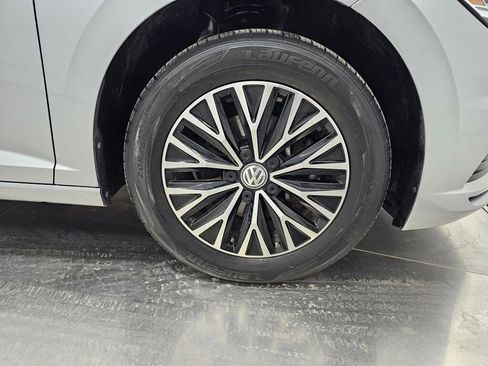 Used 2019 Volkswagen Jetta SE w/ Cold Weather Package FWD image 10