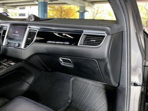 Used 2018 Porsche Macan image 18
