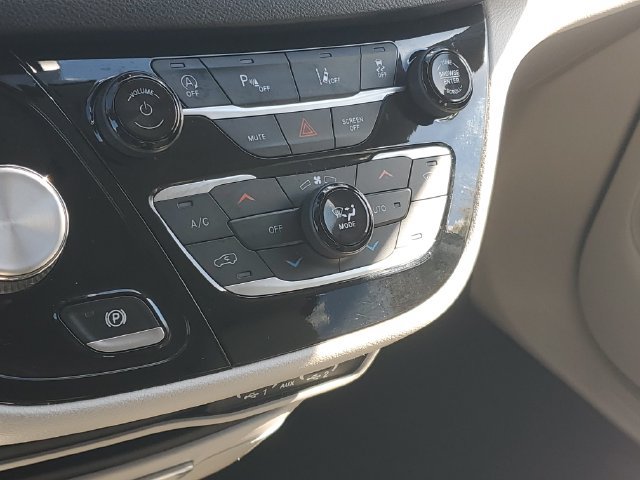 Used 2021 Chrysler Pacifica Touring-L FWD image 31