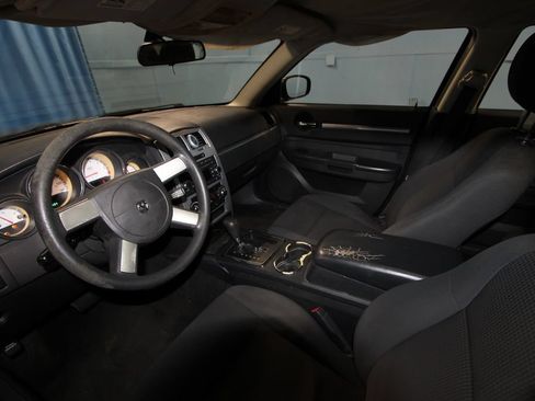 Used 2010 Dodge Charger SXT RWD image 2