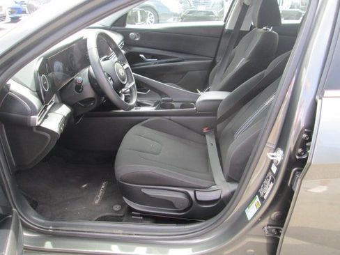 Used 2025 Hyundai Elantra SEL FWD image 4