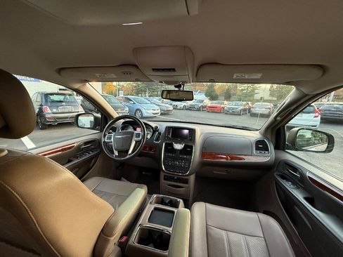 Used 2014 Chrysler Town & Country Touring-L w/ Driver Convenience Group image 19