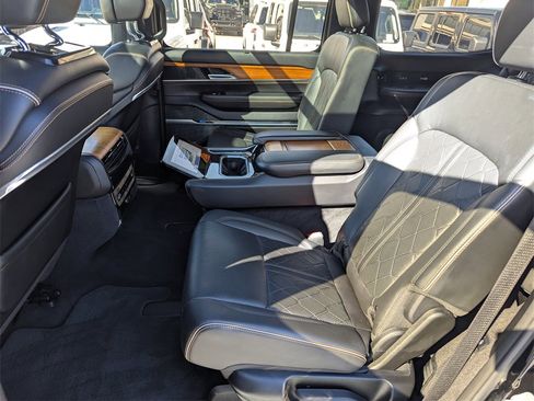 Used 2022 Jeep Grand Wagoneer Series III image 32