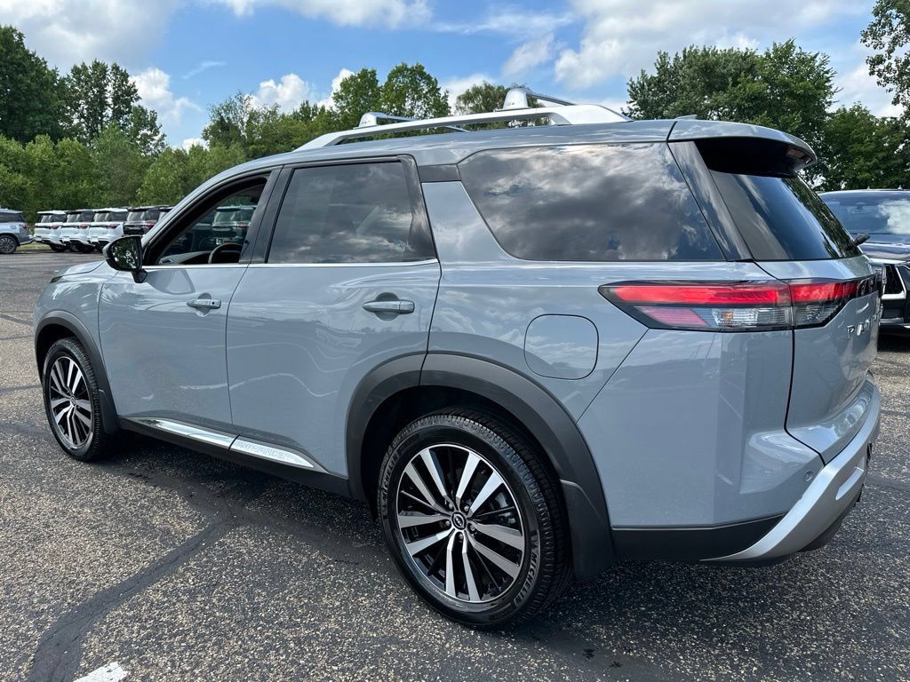Used 2023 Nissan Pathfinder Platinum AWD/4WD image 11