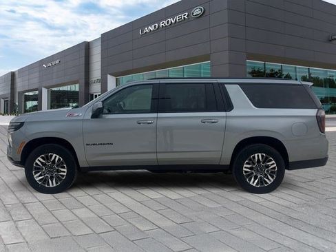 Used 2025 Chevrolet Suburban Z71 AWD/4WD image 2