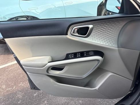 Used 2025 Kia Soul LX FWD image 23