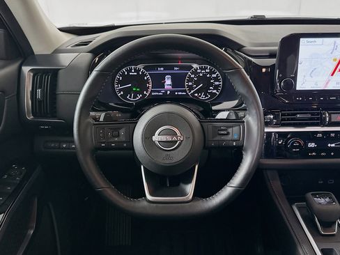 Used 2025 Nissan Pathfinder SL AWD/4WD image 17