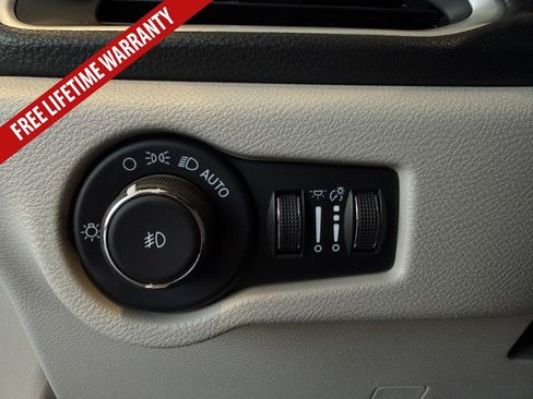 Used 2024 Chrysler Pacifica Limited FWD image 41