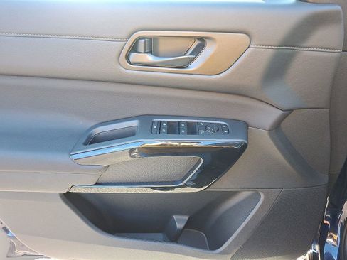 Used 2025 Nissan Pathfinder SV w/ SV Premium Package image 12