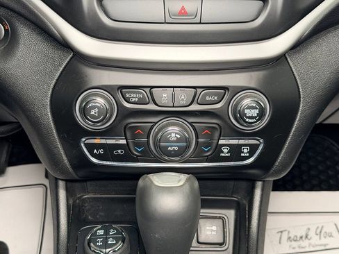 Used 2018 Jeep Cherokee Trailhawk w/ Comfort & Convenience Group AWD/4WD image 12