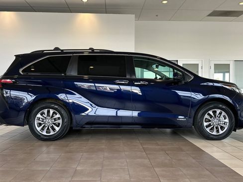 Certified 2021 Toyota Sienna XLE w/ XLE Plus Package image 3