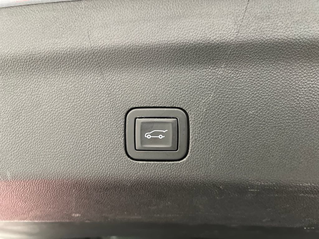 Used 2025 GMC Yukon XL Denali RWD image 47