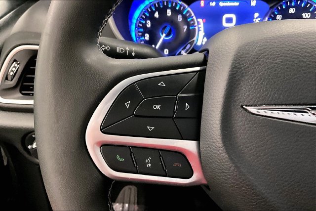 Used 2025 Chrysler Pacifica Select FWD image 25