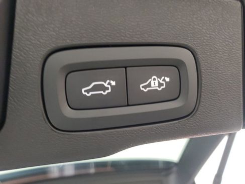 Certified 2025 Volvo XC60 B5 Core image 12