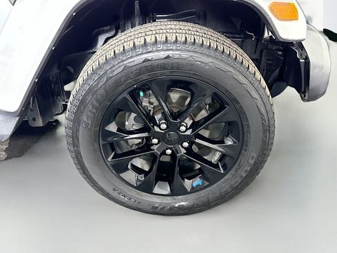 Used 2023 Jeep Wrangler Unlimited Sahara AWD/4WD image 32