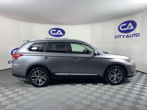 Used 2018 Mitsubishi Outlander SEL image 2