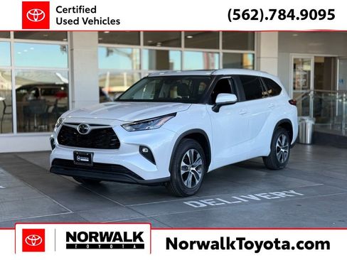 Certified 2023 Toyota Highlander XLE image 1