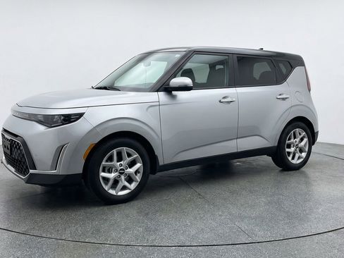 Used 2025 Kia Soul LX w/ LX Technology Package image 3