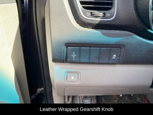 Used 2017 Kia Sedona LX w/ LX Essentials Premium Package FWD image 11
