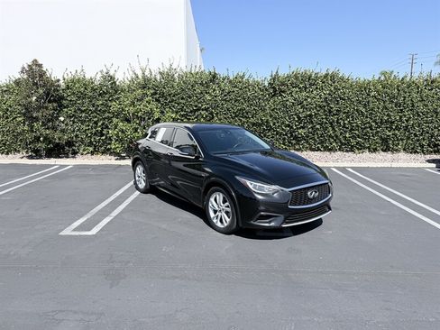 Used 2018 INFINITI QX30 FWD image 2