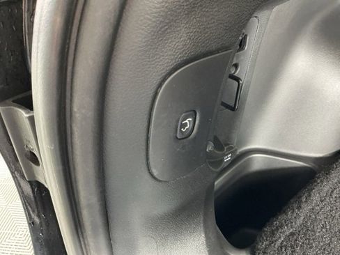 Used 2017 Jeep Cherokee Overland w/ Technology Group image 31