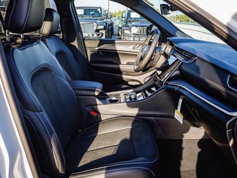 New 2025 Jeep Grand Cherokee Altitude image 17