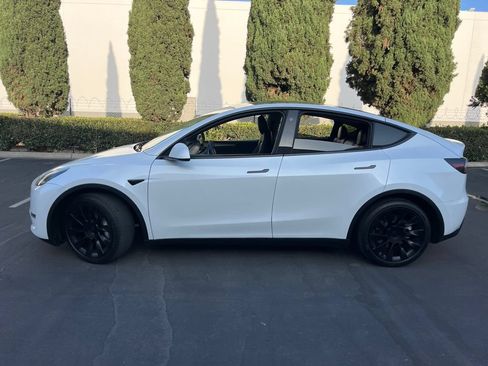 Used 2023 Tesla Model Y Long Range AWD/4WD image 3