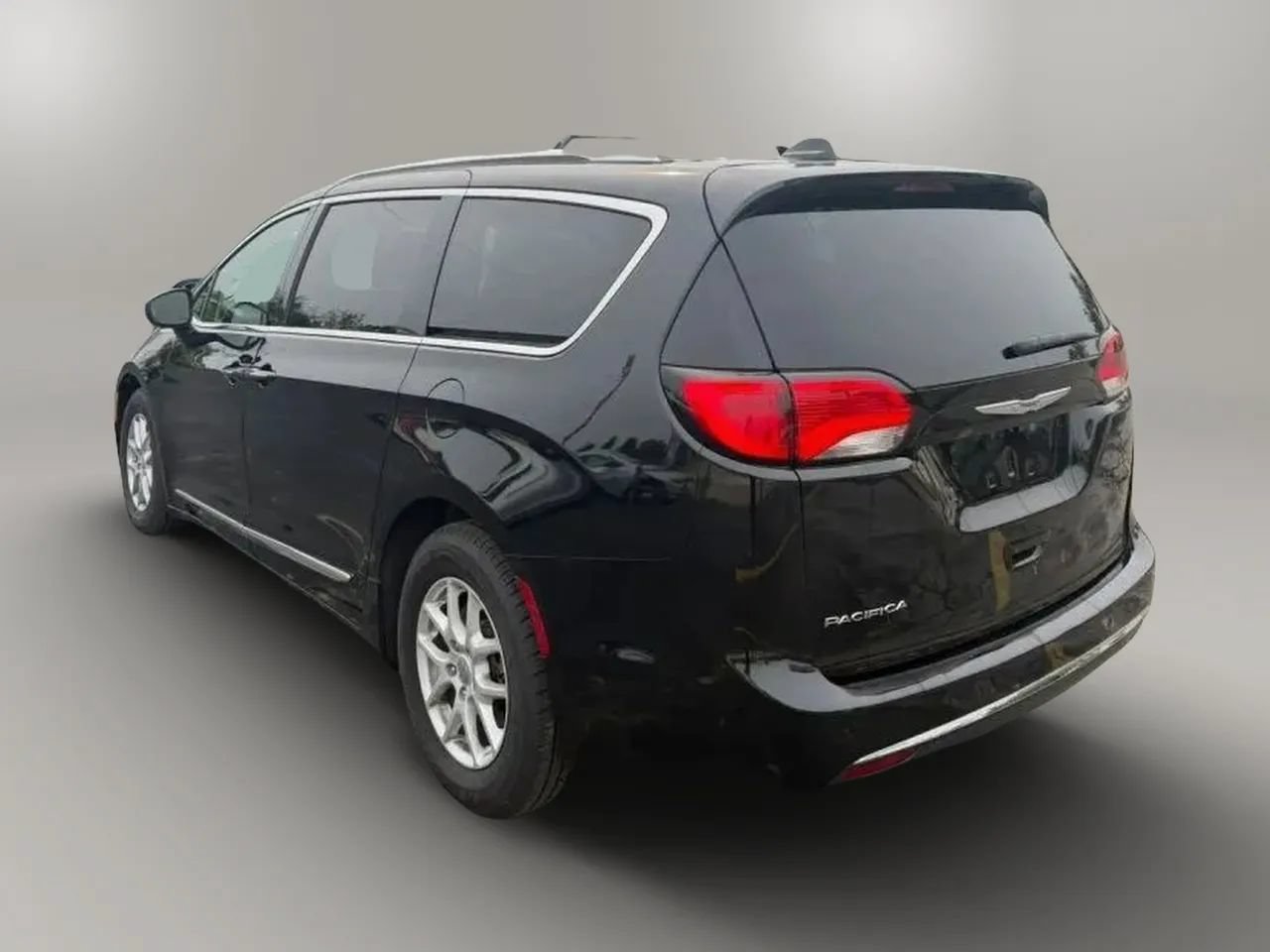 Used 2020 Chrysler Pacifica Touring-L FWD image 5