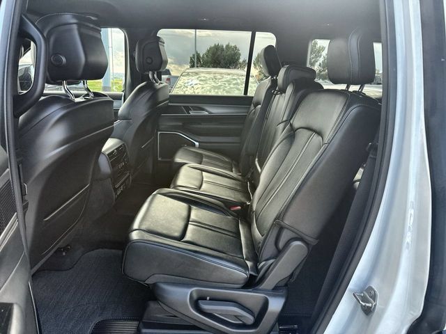 Used 2025 Jeep Wagoneer 4WD image 22