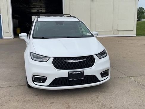 Used 2022 Chrysler Pacifica Touring-L FWD image 3