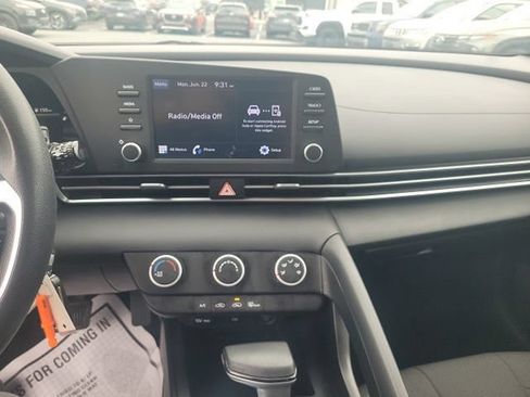 Used 2021 Hyundai Elantra SE FWD image 2