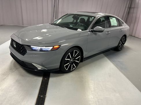 Used 2023 Honda Accord Touring image 3