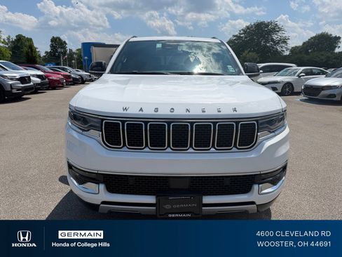 Used 2024 Jeep Wagoneer L Series II w/ Flexible Seating Group AWD/4WD image 2
