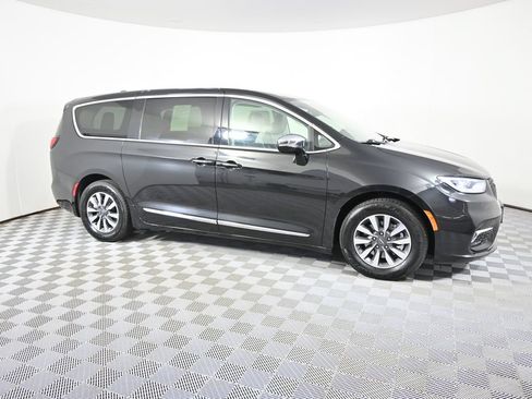 Used 2023 Chrysler Pacifica Limited FWD image 8