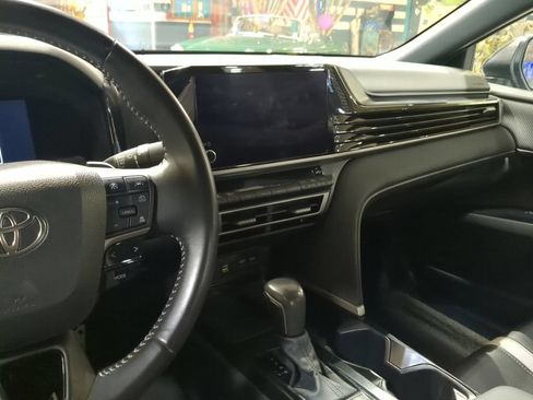 Used 2025 Toyota Camry SE FWD image 13