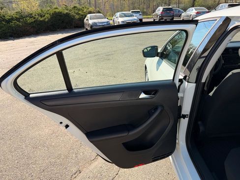 Used 2015 Volkswagen Jetta S image 17