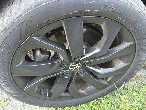 Used 2022 Volkswagen Taos SE FWD image 5