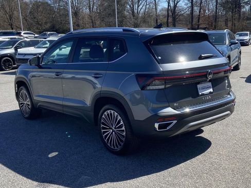 New 2026 Volkswagen Taos SE FWD image 5