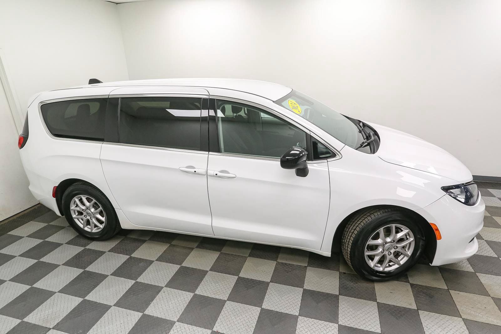 Used 2024 Chrysler Voyager LX FWD image 5