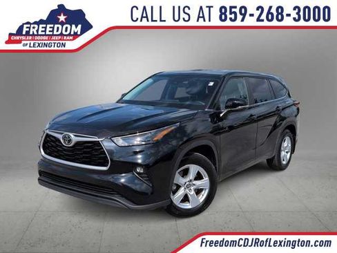 Used 2023 Toyota Highlander LE FWD image 1