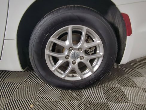 Used 2024 Chrysler Pacifica Touring-L image 10