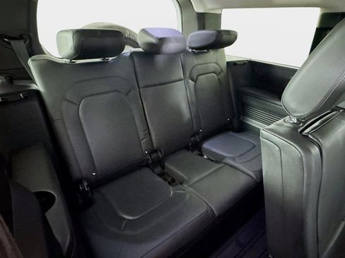 Used 2023 Land Rover Defender 130 SE image 29